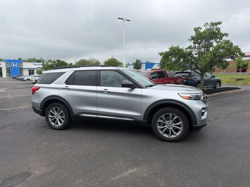 Used 2021 Ford Explorer XLT w/ Equipment Group 202A AWD/4WD image 19