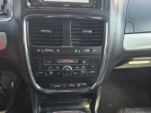 Used 2017 Dodge Grand Caravan GT FWD image 16