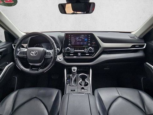 Used 2021 Toyota Highlander XLE FWD image 16