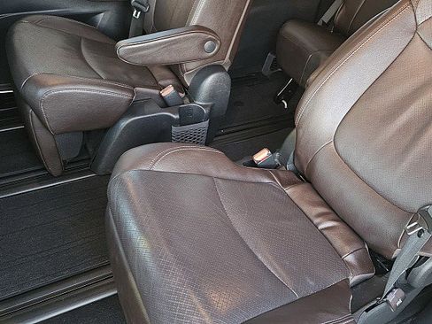 Used 2022 Toyota Sienna Platinum image 8