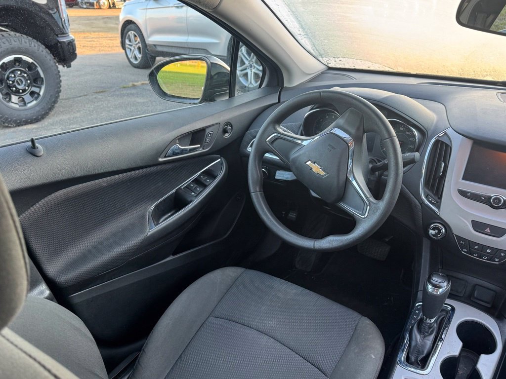 Used 2017 Chevrolet Malibu LT FWD image 10