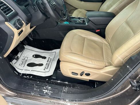 Used 2016 Ford Explorer XLT w/ Equipment Group 202A image 10