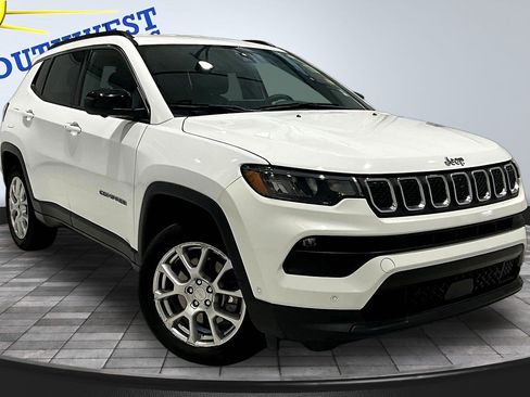 Used 2023 Jeep Compass Latitude AWD/4WD image 3