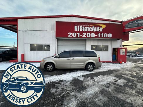 Used 2008 Dodge Grand Caravan SXT w/ Flexible Seating Group image 2