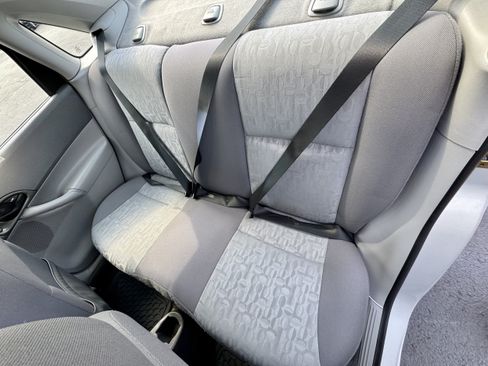 Used 2005 Ford Focus ZX4 Sedan FWD image 12