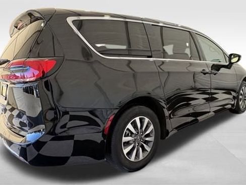 Used 2024 Chrysler Pacifica Select image 5