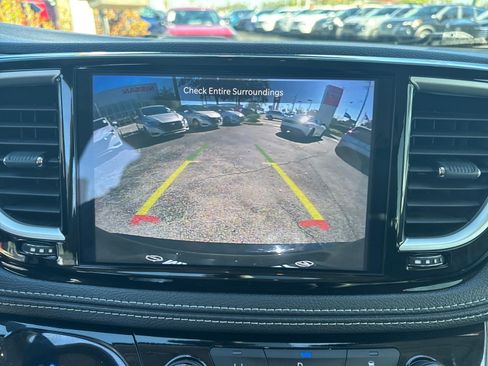 Used 2024 Chrysler Pacifica Select image 23