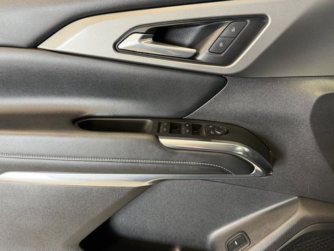 Used 2025 Chevrolet Traverse LT image 25