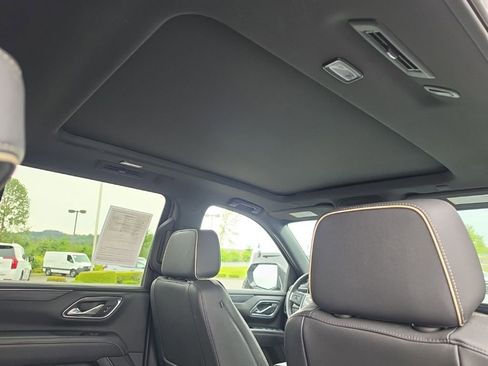 Used 2024 GMC Yukon XL SLT w/ SLT Luxury Package AWD/4WD image 5