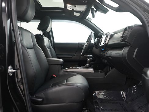 Used 2022 Toyota Tacoma Limited image 10