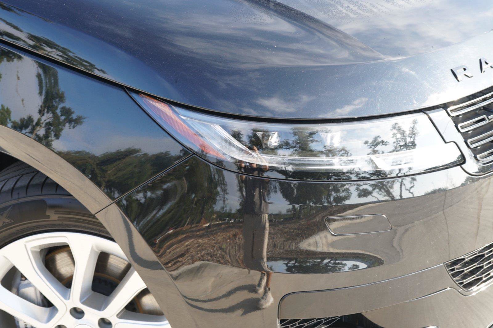 Used 2025 Land Rover Range Rover Sport SE AWD/4WD image 3
