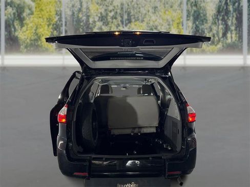 Used 2020 Toyota Sienna L FWD image 12