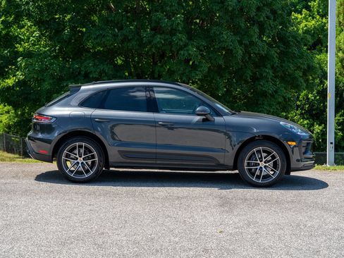 Certified 2025 Porsche Macan AWD/4WD image 8