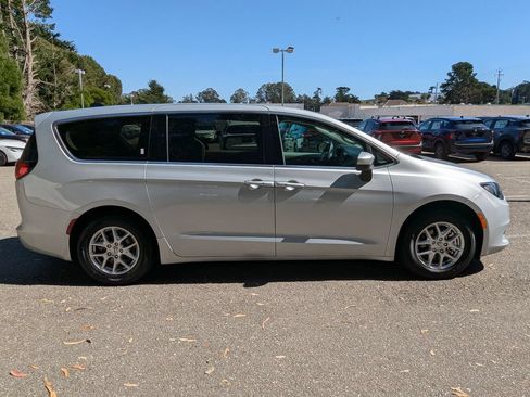 Used 2023 Chrysler Voyager LX FWD image 4