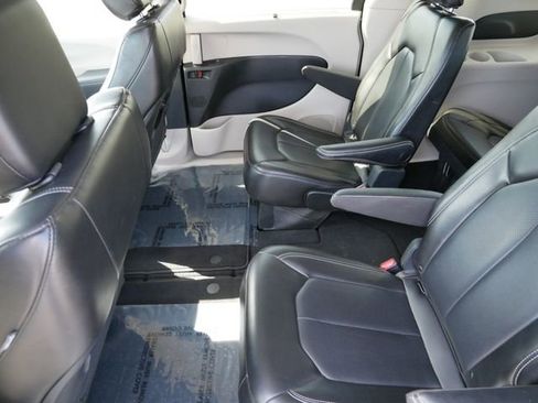 Used 2023 Chrysler Pacifica Touring-L image 8