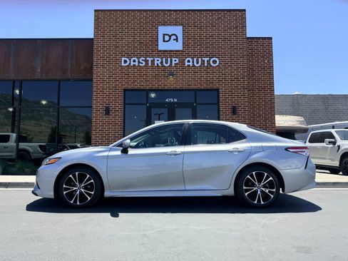 Used 2020 Toyota Camry SE w/ Convenience Package FWD image 4