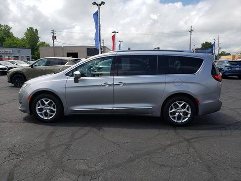 Used 2020 Chrysler Pacifica Limited w/ 8-pass Seating Package FWD image 4