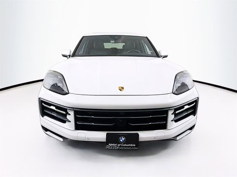 Used 2024 Porsche Cayenne Base image 2
