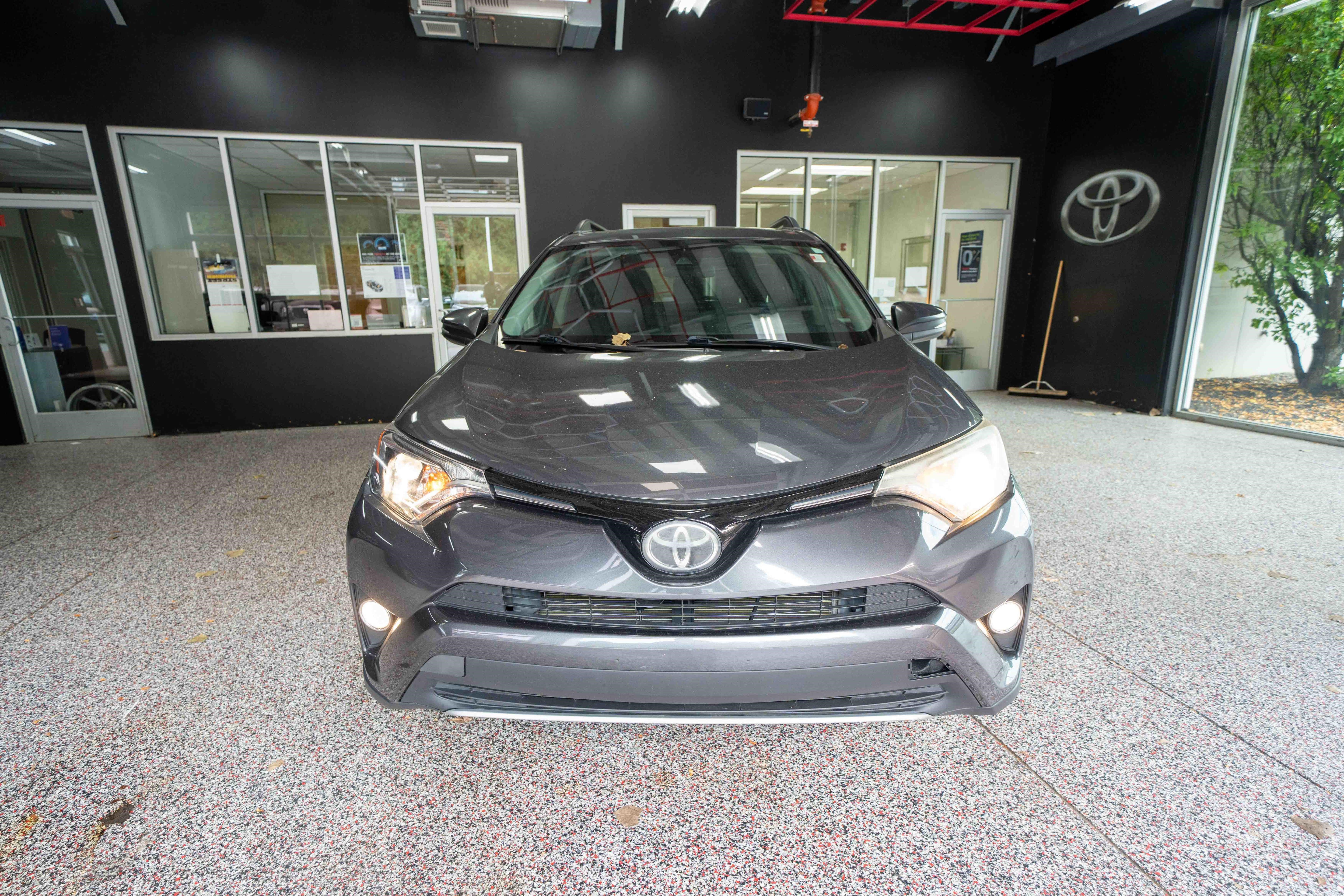 Used 2018 Toyota RAV4 XLE AWD/4WD image 6