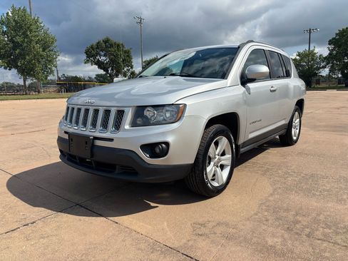 Used 2014 Jeep Compass Latitude image 3