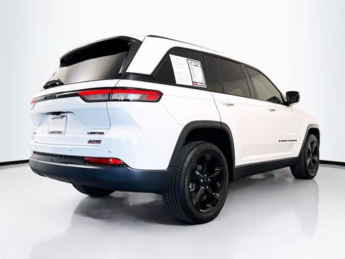 Used 2023 Jeep Grand Cherokee Limited w/ Black Appearance Package AWD/4WD image 41