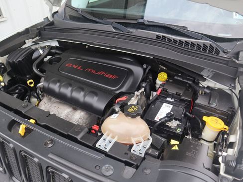 Used 2017 Jeep Renegade Altitude AWD/4WD image 31