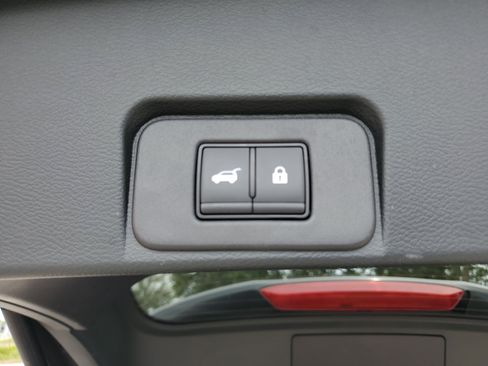 Used 2024 Nissan Rogue SV image 9