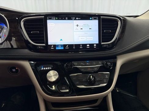 Used 2024 Chrysler Pacifica Limited FWD image 21