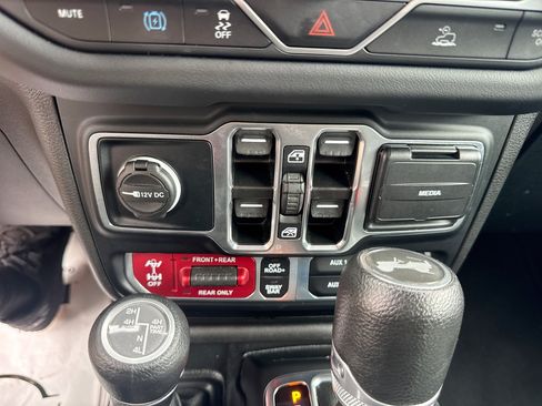 Used 2024 Jeep Wrangler Unlimited Rubicon 4xe AWD/4WD image 22
