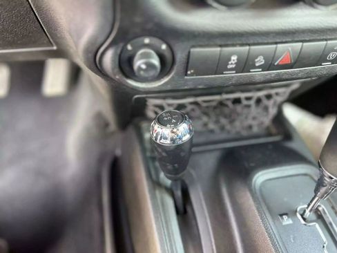 Used 2017 Jeep Wrangler Unlimited Sahara image 21