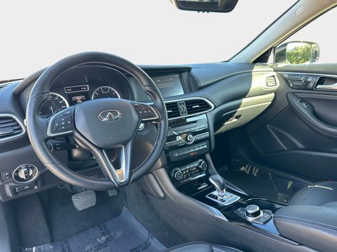 Used 2017 INFINITI QX30 Premium w/ Navigation Package image 13
