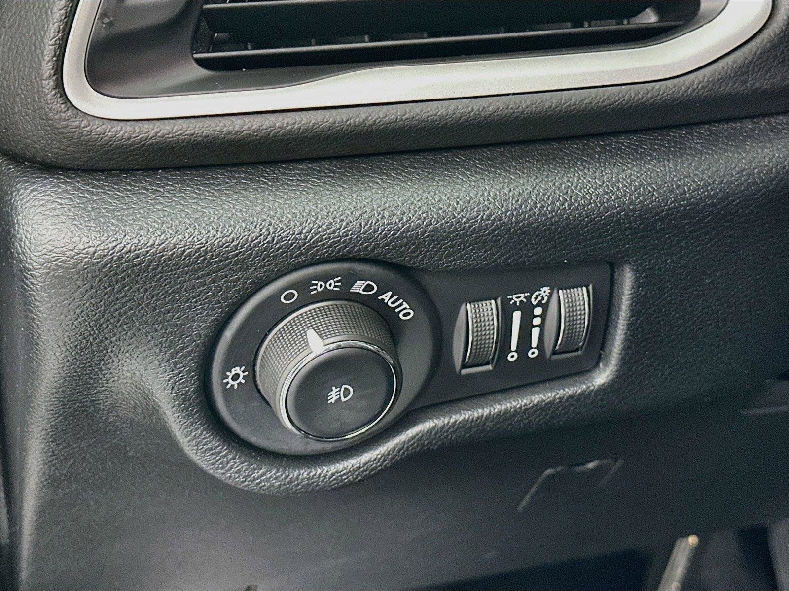 Used 2025 Chrysler Pacifica Select FWD image 14