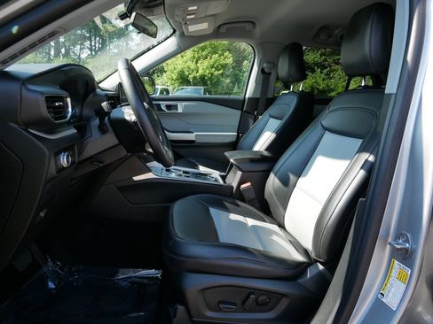 Used 2023 Ford Explorer XLT w/ Equipment Group 202A AWD/4WD image 16