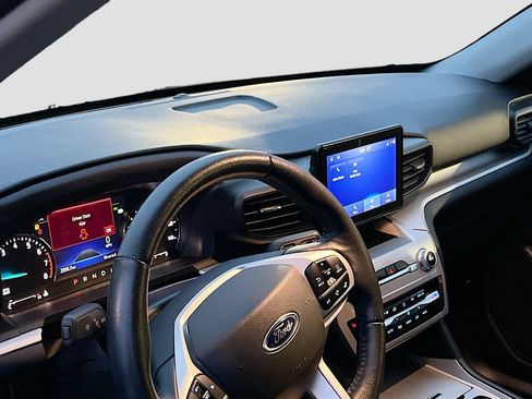 Used 2022 Ford Explorer XLT image 9