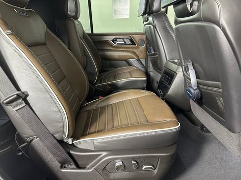 Used 2025 GMC Yukon Denali Ultimate AWD/4WD image 32