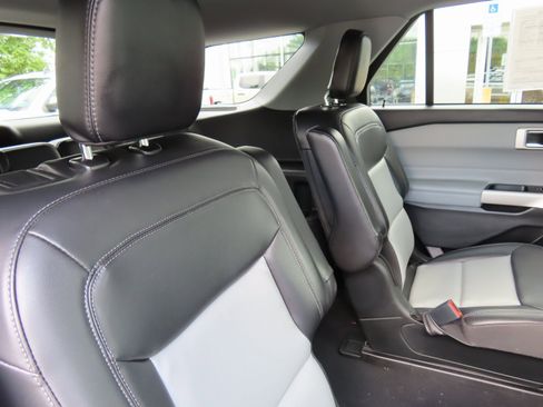 Used 2022 Ford Explorer XLT w/ Equipment Group 202A image 37