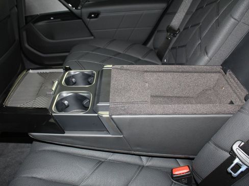 Used 2026 BMW i7 M70 w/ Premium Package image 25