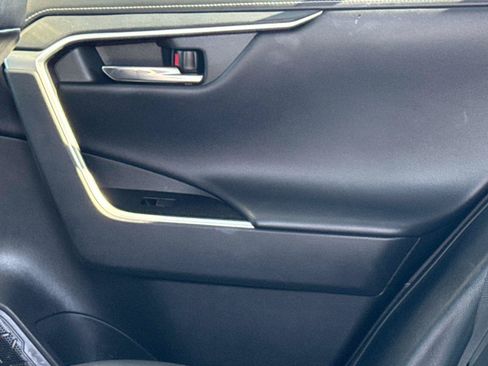 Used 2020 Toyota RAV4 Limited FWD image 16