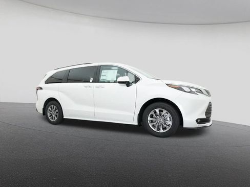 New 2026 Toyota Sienna XLE image 28