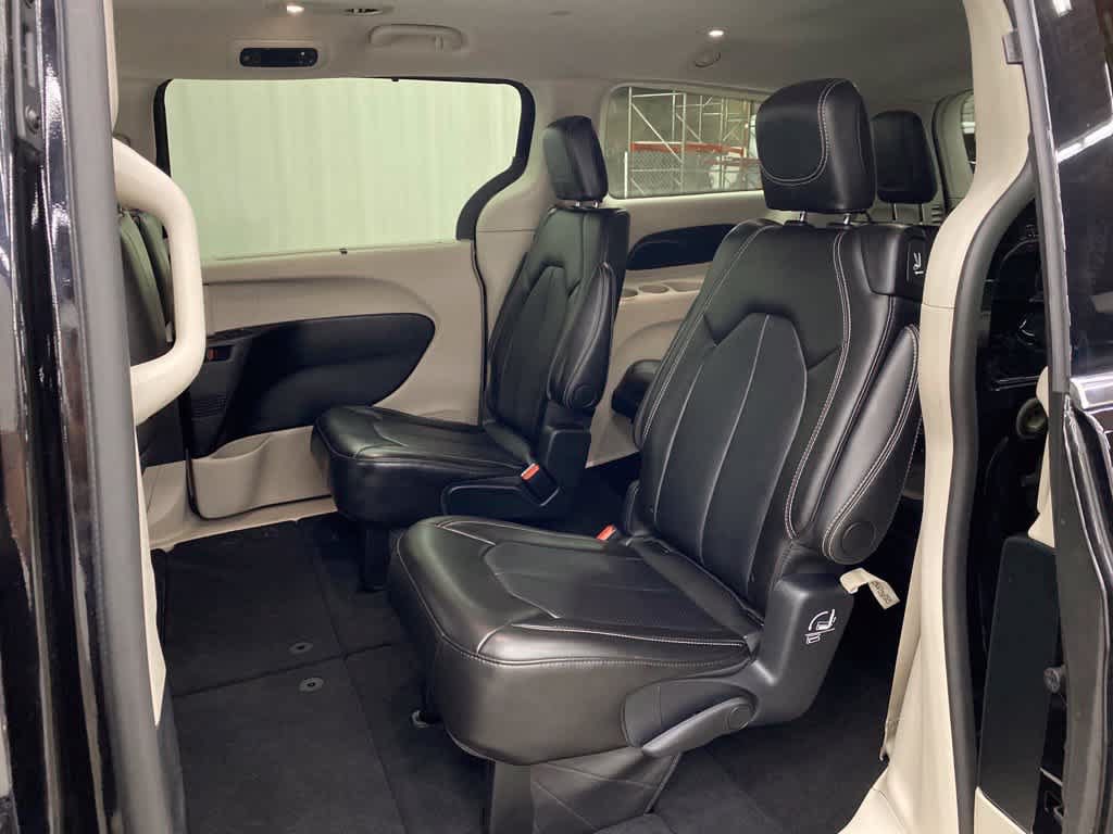 Used 2024 Chrysler Pacifica Touring-L FWD image 16