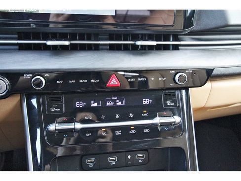 Used 2023 Kia Carnival EX FWD image 29