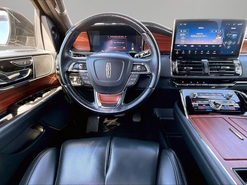 Used 2024 Lincoln Navigator Premiere image 8