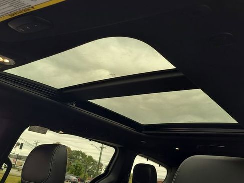 New 2026 Chrysler Pacifica Limited w/ Uconnect Theater Family Group image 7