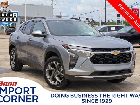 Used 2025 Chevrolet Trax LT w/ LT Convenience Package FWD image 1
