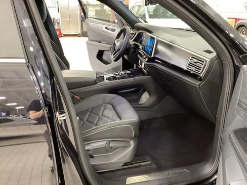 Used 2024 Volkswagen Atlas Cross Sport SE AWD/4WD image 12