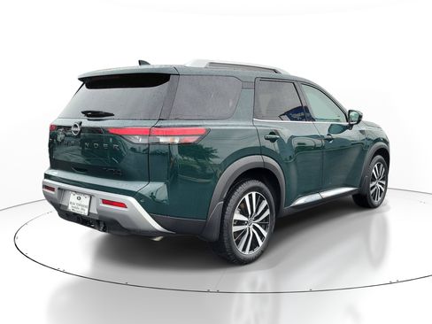 Certified 2025 Nissan Pathfinder Platinum w/ Black Appearance Package AWD/4WD image 4