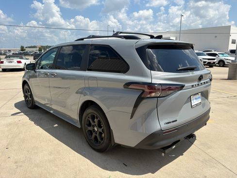 Used 2025 Toyota Sienna XLE Woodland Edition AWD/4WD image 6