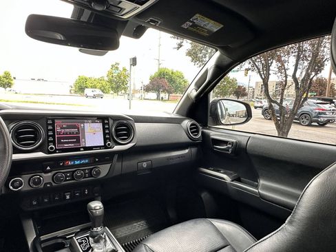 Used 2020 Toyota Tacoma TRD Off-Road w/ TRD Premium Off Road Package AWD/4WD image 31