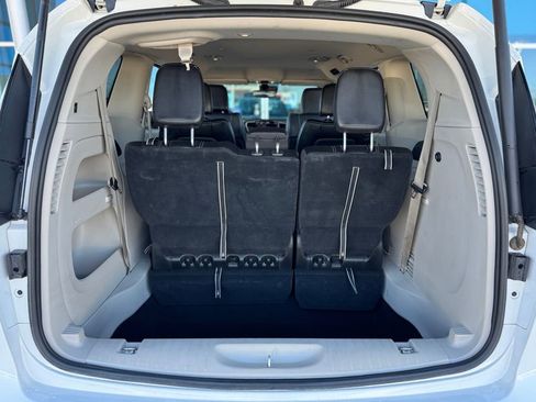 Used 2023 Chrysler Pacifica Touring-L image 36