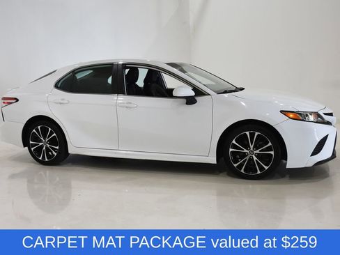 Used 2020 Toyota Camry SE w/ Carpet Mat Package FWD image 3